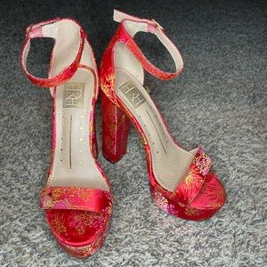 Bought for a photo shoot only worn a few hours!